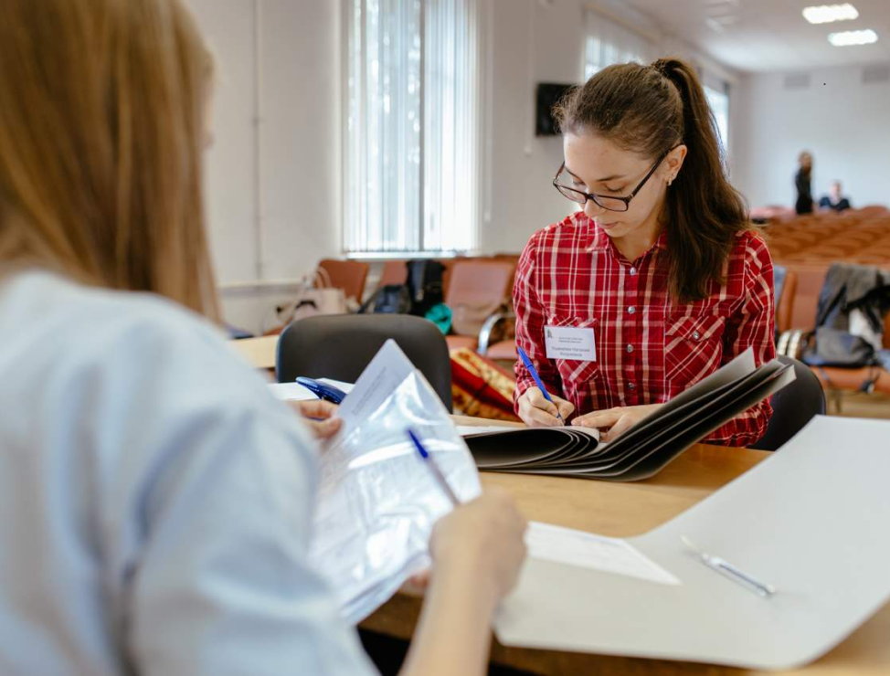 <em>Приемная комиссия </em><br>для абитуриентов